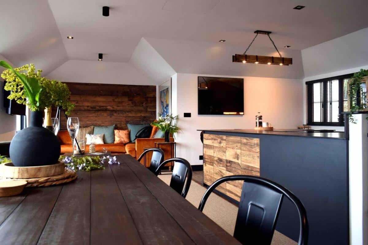 Stunning Waterfront Apartment With Spectacular Views & Parking At 'Captains Loft' Фалмът Екстериор снимка