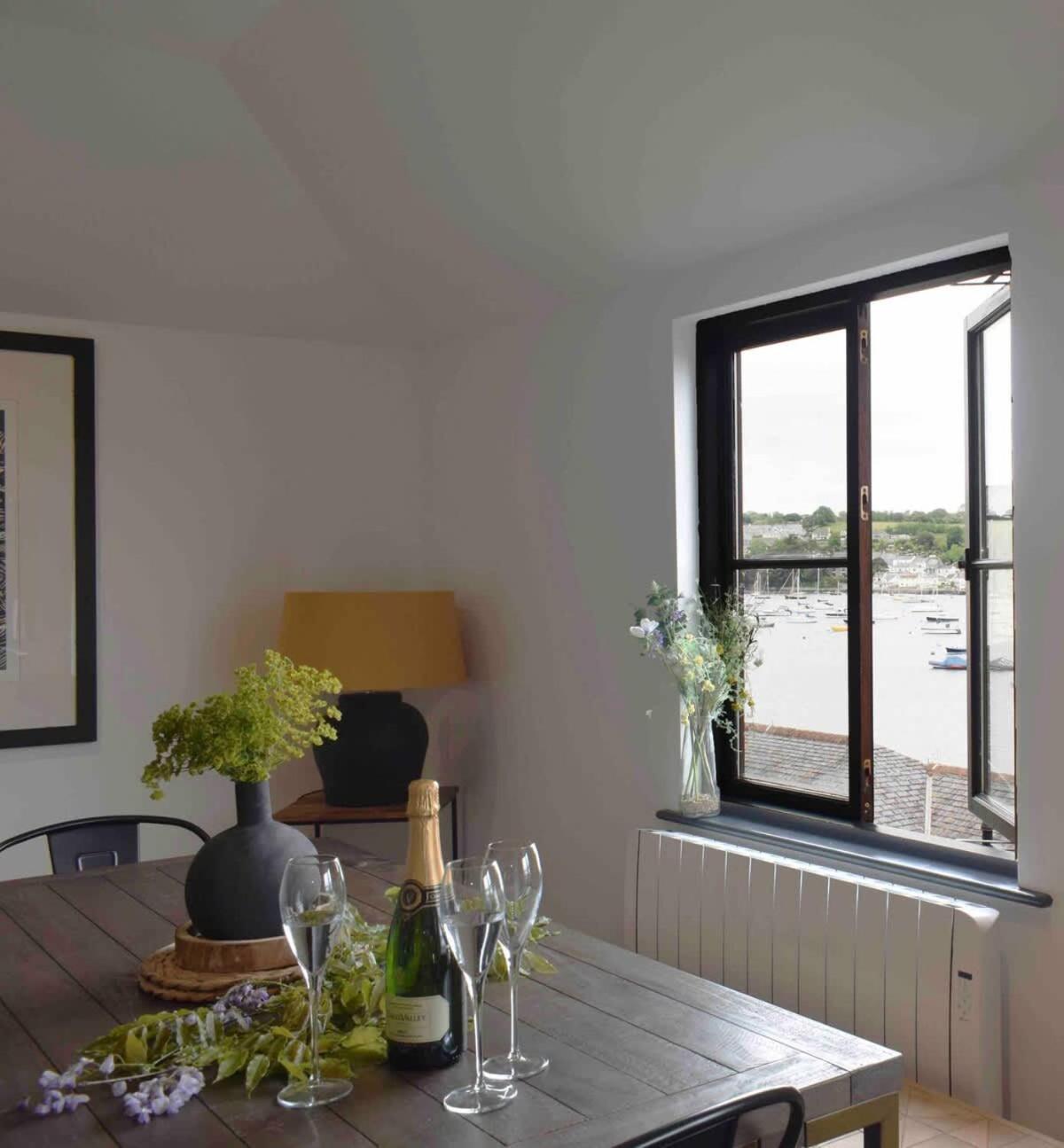 Stunning Waterfront Apartment With Spectacular Views & Parking At 'Captains Loft' Фалмът Екстериор снимка