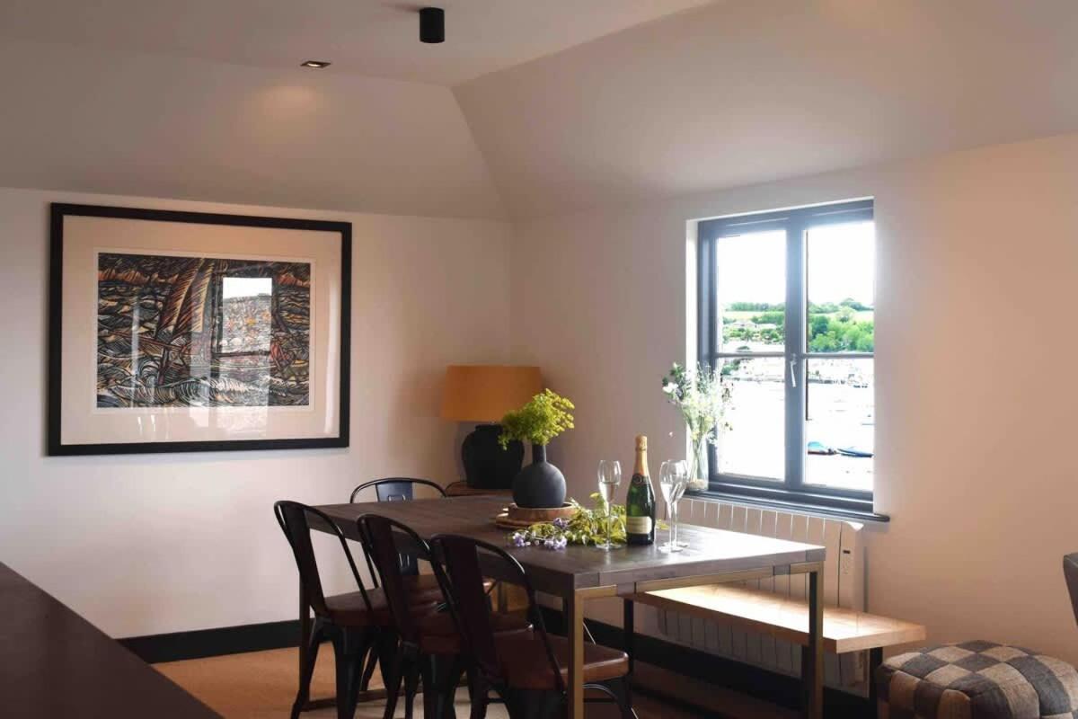 Stunning Waterfront Apartment With Spectacular Views & Parking At 'Captains Loft' Фалмът Екстериор снимка