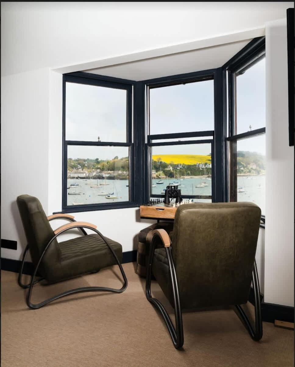 Stunning Waterfront Apartment With Spectacular Views & Parking At 'Captains Loft' Фалмът Екстериор снимка